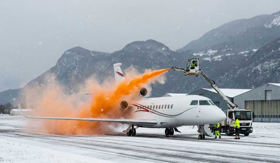 Dégivrage Avion Privé Hiver Aéroport Ski.